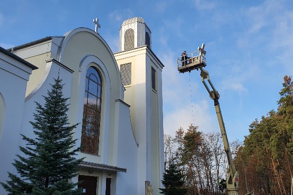 Montaż krzyża na wieży kościoła Matki Bożej z Guadalupe